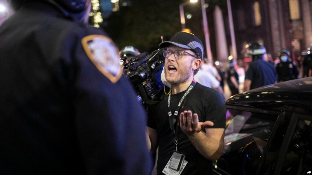 Nju Jork, policët i shtyjnë, gazetarët ndërpresin mbulimin e protestës
