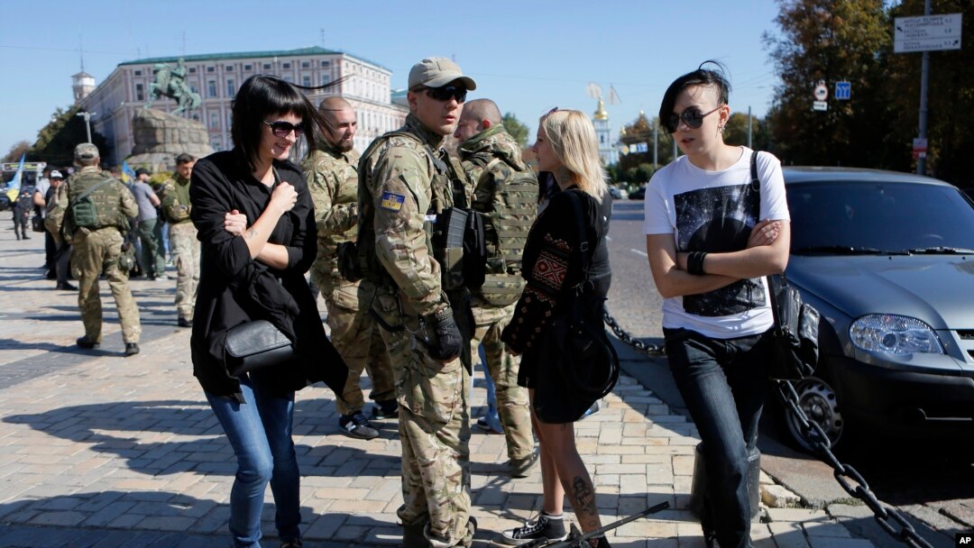 Anggota pasukan sukarela Azov di Kyiv, Ukraina (15/9). (AP/Sergei Chuzavkov)