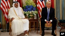 Le président Donald Trump, à droite, rencontre l’émir du Qatar Sheikh Tamim Bin Hamad Al-Thani à Ryad. Arabie Saoudite, 21 mai 2017. 