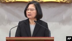  «تسای اینگ ون» به عنوان اولین زن تایوانی از حزب حاکم دموکراتیک ترقی‌خواه به رهبری تایوان که دیدگاه‌های استقلال‌طلبانه دارد