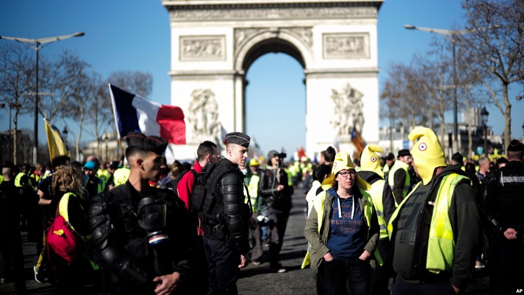 Para pengunjuk rasa rompi kuning berkumpul di Arc de Triomphe di Paris, Perancis, 23 Februari 2019.