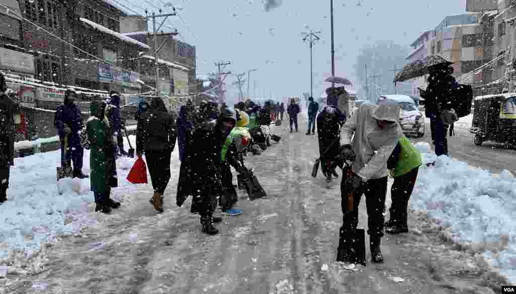 کئی افراد رضا کارانہ طور پر سڑکوں سے برف ہٹانے کا کام انجام دیتے ہیں۔