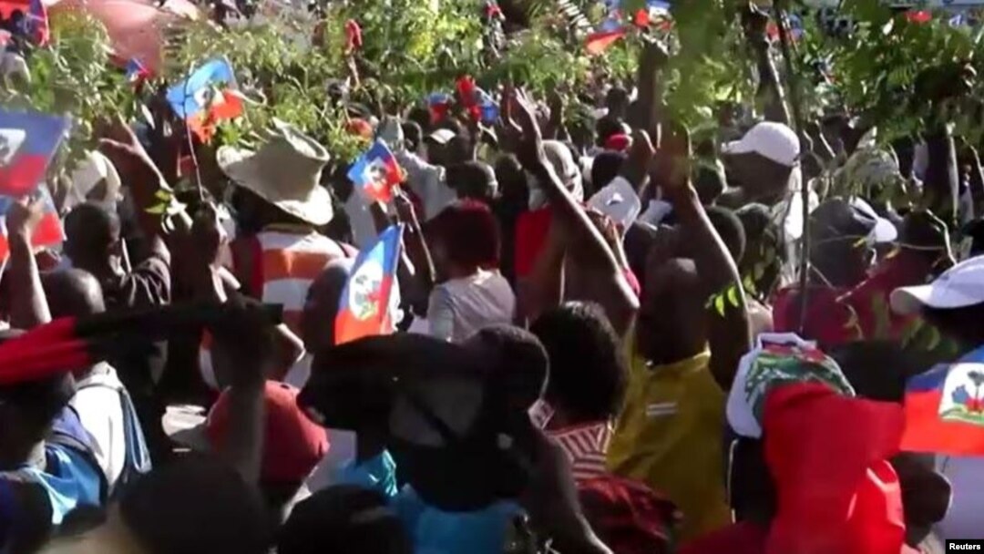 Haitianos salieron a las calles a protestar en la cuarta semana de enfrentamientos entre el gobierno y la oposición, el domingo 28 de febrero de 2021. [Foto: Captura de pantalla/Video Reuters]