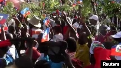 Haitianos salieron a las calles a protestar en la cuarta semana de enfrentamientos entre el gobierno y la oposición, el domingo 28 de febrero de 2021. [Foto: Captura de pantalla/Video Reuters]