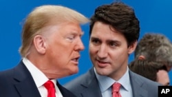 ARCHIVO - El entonces presidente de EEUU, Donald Trump (izq.) y el primer ministro canadiense, Justin Trudeau, durante una reunión de la OTAN en el hotel y resort The Grove en Watford, Hertfordshire, Inglaterra, el 4 de diciembre de 2019.