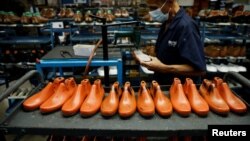 Un trabajador selecciona hormas de zapatos por tamaño en Full Time, en Caracas, Venezuela, 24 de octubre de 2022. REUTERS/Leonardo Fernandez Viloria