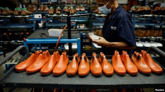Un trabajador selecciona hormas de zapatos por tamaño en Full Time, en Caracas, Venezuela, 24 de octubre de 2022. REUTERS/Leonardo Fernandez Viloria
