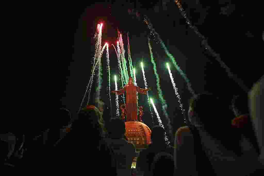 Los fuegos artificiales iluminan la noche tras la inauguración de la nueva iluminación de la estatua de Cristo Rey por parte del papa Benedict o XVI. (AP)