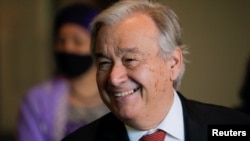 António Guterres sorri ao falar com a imprensa depois da Assembleia Geral aprovar seu segundo mandato, Nova Iorque, 18 de Junho de 2021.