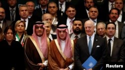 Saudi Foreign Minister Adel al-Jubeir, center, poses for a group photo during a Syrian opposition meeting in Riyadh, Saudi Arabia, Nov. 22, 2017. 