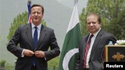 PM Inggris David Cameron Pakistan bersama PM Pakistan Nawaz Sharif dalam konferensi pers di Islamabada (30/6). 