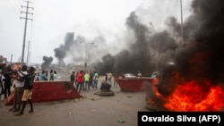 Manifestantes fazem barricada durante manifestação anti-Governo em Luanda, 24 Outubro 2020