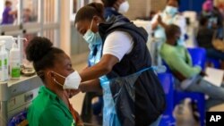 Petugas memberikan vaksinasi COVID-19 produksi Johnson & Johnson di Johannesburg, Afrika Selatan (foto: ilustrasi). Baru sekitar 2,6% dari penduduk dunia memperoleh vaksinasi penuh. 