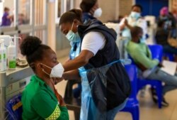 Petugas medis memberikan vaksin Johnson&Johnson di Johannesburg, Afrika Selatan (foto: dok). Benua Afrika baru menerima sekitar 1,7% vaksin.