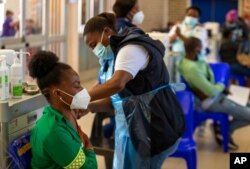 Petugas medis memberikan vaksin Johnson&Johnson di Johannesburg, Afrika Selatan (foto: dok). Benua Afrika baru menerima sekitar 1,7% vaksin.