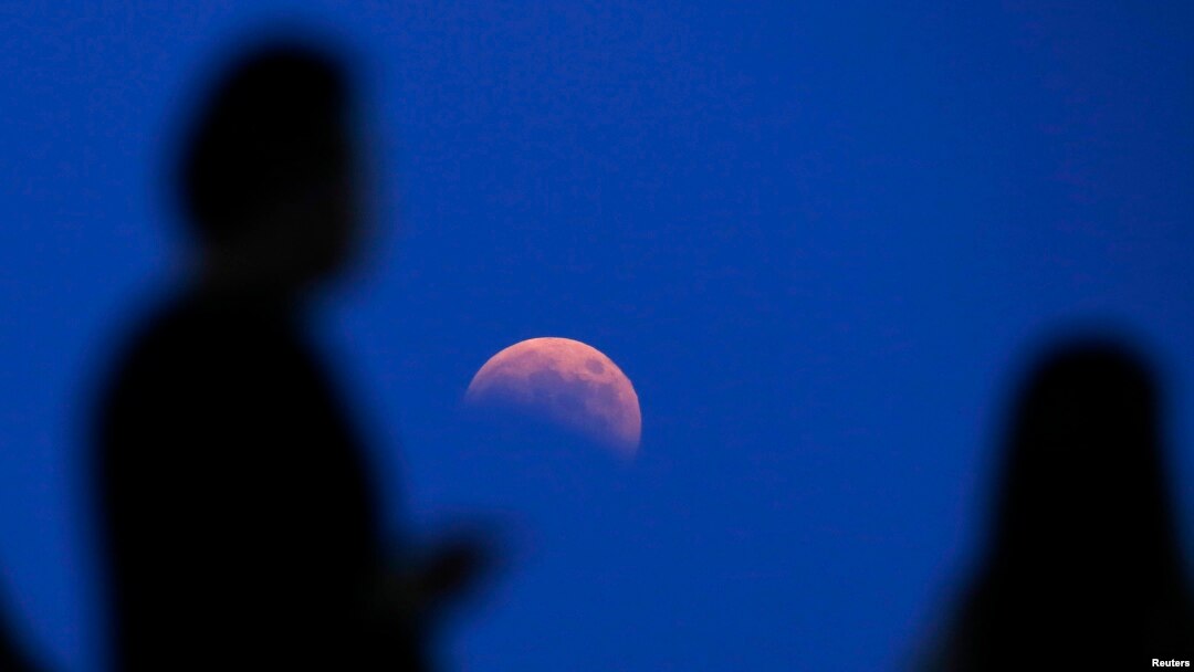 Comienzo del eclipse lunar visto desde Shangai, China.