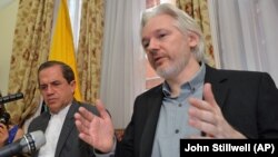 Pendiri WikiLeaks, Julian Assange berbicara dalam sebuah konferensi pers di Kedutaan Ekuador di London tahun lalu (foto: dok).