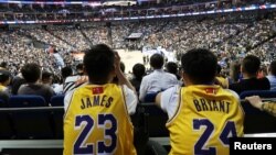 Laga ekshibisi bola basket antara Los Angeles Lakers vs Brooklyn Nets di Mercedes-Benz Arena, Shanghai, China, 10 October 2019.