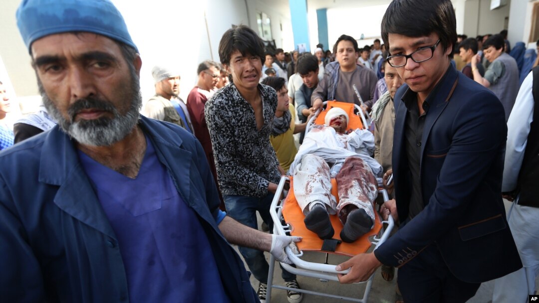 Petugas medis mengangkut korban luka-luka dalam ledakan bom kuat di Kabul hari Sabtu (23/7). 