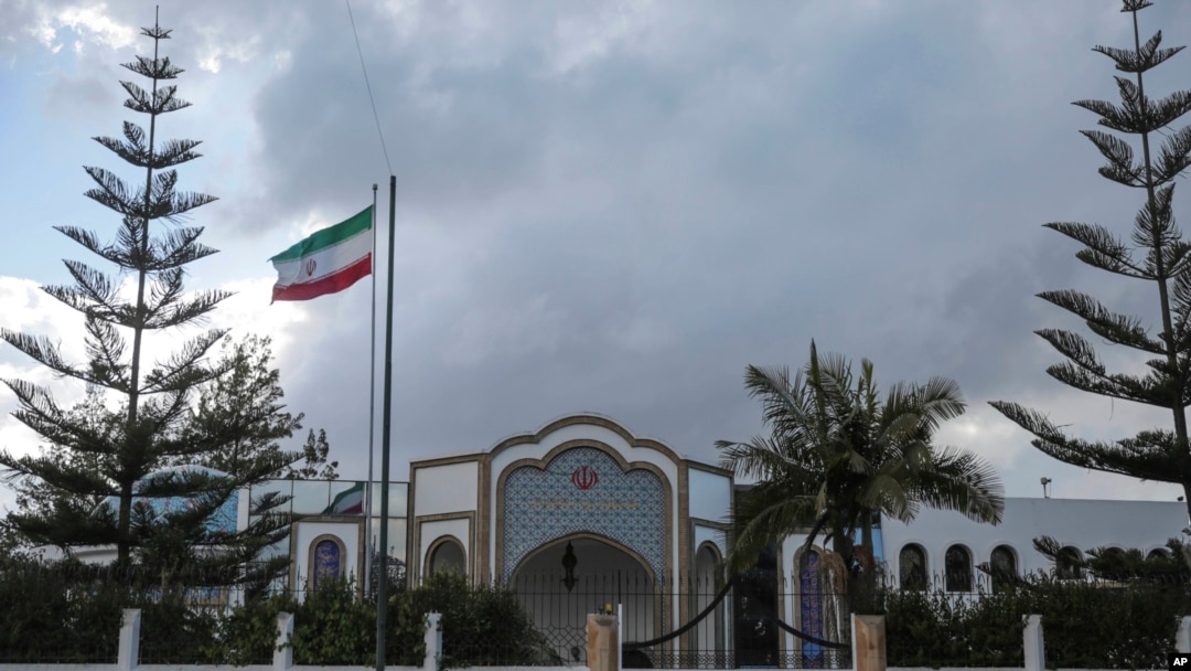 Suasana di sekitar Kedutaan Iran di Rabat, Maroko, Selasa, 1 Mei 2018. Maroko memutuskan hubungan diplomatik dengan Iran atas dukungan Teheran untuk Front Polisario, gerakan kemerdekaan Sahara Barat, kata menteri luar negeri Maroko, Selasa (1/5). (Foto AP / Mosa'ab Elshamy)