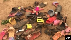 Des sandales à tongs appartenant à des élèves kidnappés au lycée Bethel Baptist par des hommes armés à Damishi Kaduna, au Nigeria, le mardi 6 juillet 2021. (Photo AP)