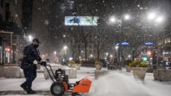 Một người đang dọn tuyết ở New York.