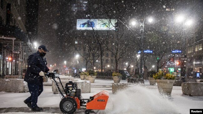 Một người đang dọn tuyết ở New York.