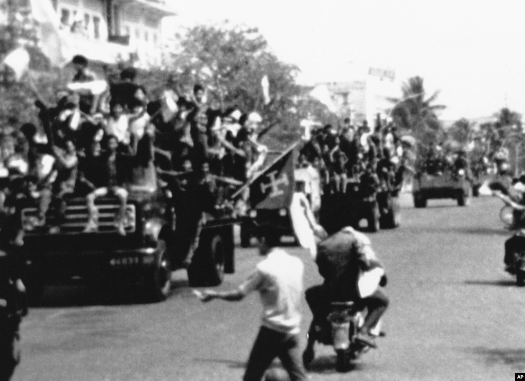 洋書 The Fall of Phnom Penh: 17 April 1975 The Fall of Phnom Penh, 17 April 1975: Roland Neveu