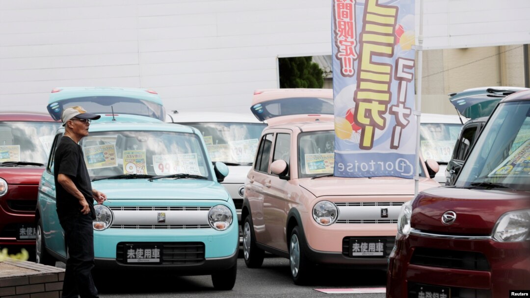Yorie Miho memperhatikan mobil-mobil mini yang ditawarkan di dealer mobil mini di Yamato, Prefektur Kanagawa, 11 Agustus 2018.