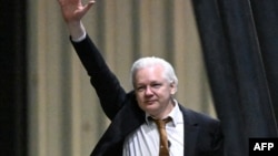 ស្ថាបនិក​គេហទំព័រ​ WikiLeaks ​លោក ​Julian ​Assange លើកដៃពេលលោកបានទៅដល់​អាកាសយានដ្ឋាន Canberra នៅទីក្រុង Canberra ប្រទេសអូស្ត្រាលី កាលពី​ថ្ងៃទី២៦ ខែមិថុនា ឆ្នាំ២០២៤។ 