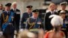 Le roi Charles III et d'autres membres de la famille royale suivent le cercueil de la reine Elizabeth II, lors d'une procession du palais de Buckingham au Westminster Hall à Londres, le 14 septembre 2022.