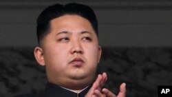 Lãnh tụ Bắc Triều Tiên Kim Jong Un. Trung Quốc bị cáo buộc tiếp tay cho các tội phạm chống nhân loại bằng cách trả những người đào thoát về lại Bắc Triều Tiên.