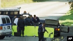 ARSIP - Anggota Kepolisian Los Angeles sedang mencari bukti.