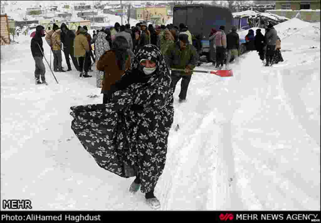 زلزله زدگان آذربایجان هنوز در چادر و کانتینر به سر می برند.