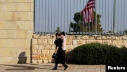 La gente pasa frente al consulado de Estados Unidos en Jerusalén, en febrero de 2018.