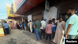 Des gens font la queue pour s'approvisionner en pain à Khartoum, au Soudan, le 18 avril 2023.