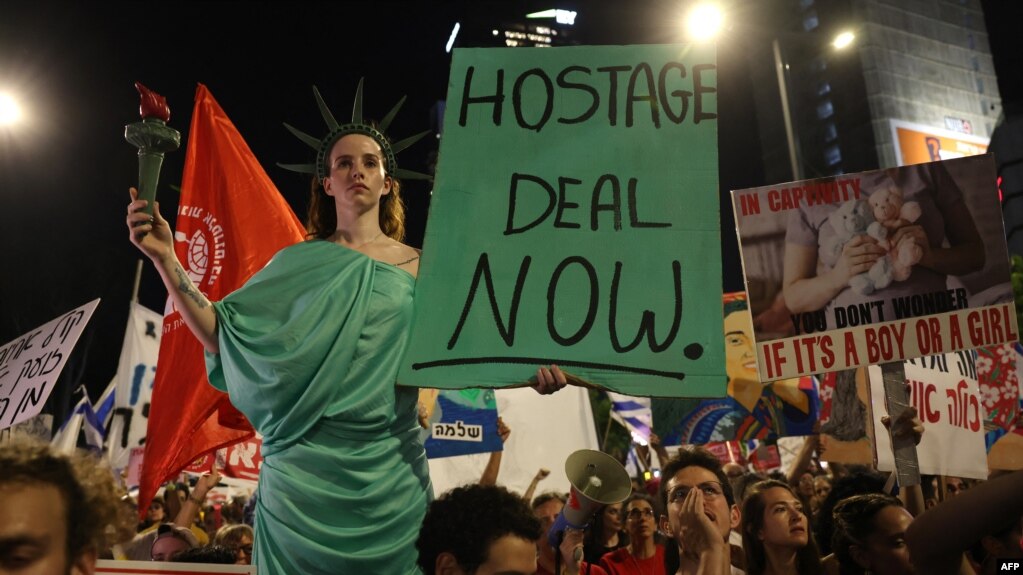 Familiares y partidarios de los israelíes tomados como rehenes por Hamás en Gaza el 7 de octubre piden su liberación en un acto en Tel Aviv, Israel, el 1 de junio de 2024.