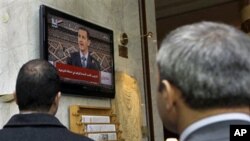 دوو هاوڵاتی سوریا گوێ له‌ وتاره‌که‌ی به‌شـار ئه‌لئه‌سه‌د ده‌گرن، چوارشه‌ممه‌ 30 ی سێی 2011