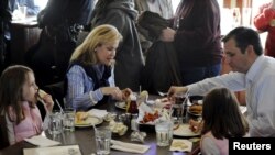 Ted Cruz y su familia disfrutan una tradicional cena con pescado en Green Bay Wisconsin. Marzo 25 de 2016.