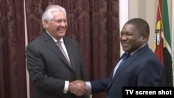 Rex Tillerson, Presidente da ExxonMobil, e Filipe Nyusi, Presidente de Moçambique. 