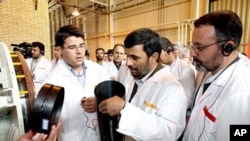លោក​ Mahmoud Ahmadinejad​ ប្រធានាធិបតី​អ៊ីរ៉ង់​ពិនិត្យ​រោងចក្រ​ចម្រាញ់​អ៊ុយរ៉ានីញ៉ូម។