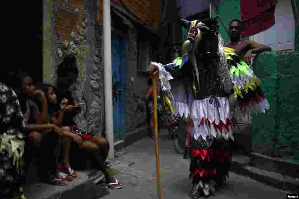 En Río de Janeiro, Brasil, se celebra lo que se conoce como Folia de Reis (la fiesta del rey) para celebrar la llegada de los Tres Reyes Magos. Un asistente festeja en la celebración en la favela de Santa Marta en Rio de Janiero, el cinco de enero del 2019.&nbsp;