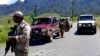 Petugas berpatroli di dekat Kota Wabag, 600 kilometer barat laut ibu kota Port Moresby. Enam puluh empat mayat ditemukan di dataran tinggi Papua Nugini akibat perang antarsuku. (Foto: via AFP)