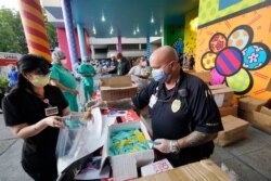 22일 미국 마이애미 잭슨메모리얼 병원에서 보건 관련업 종사자들에게 신종 코로나바이러스 방역 용품을 무상으로 나눠주고 있다.