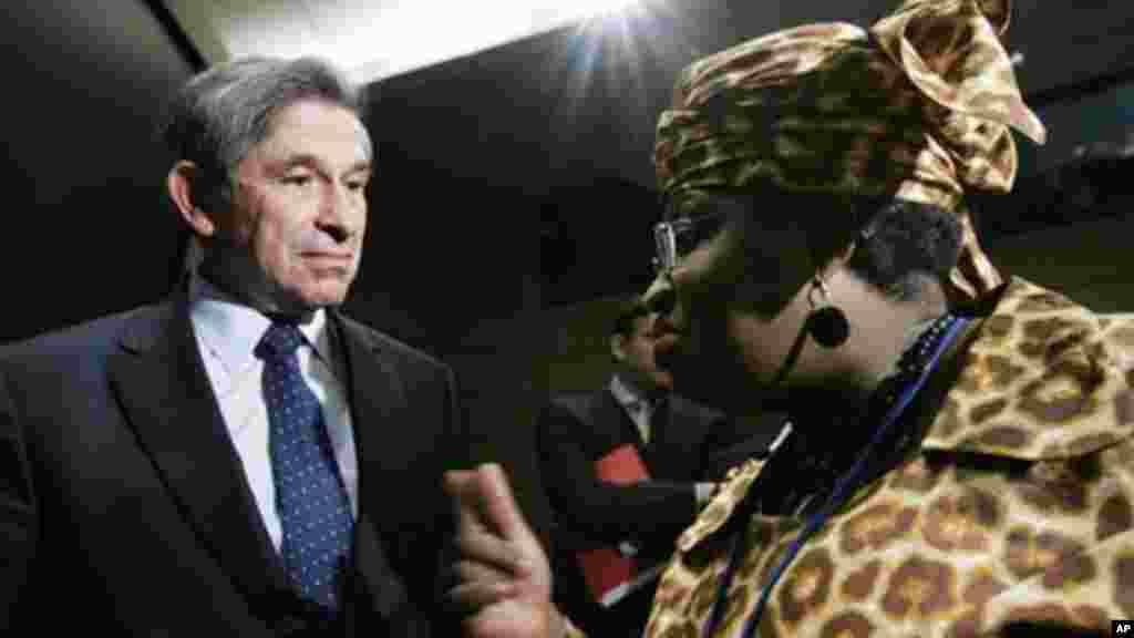 World Bank Group President Paul Wolfowitz speaks to Nigerian Finance Minister Ngozi Okonjo-Iweala, April 21, 2006,