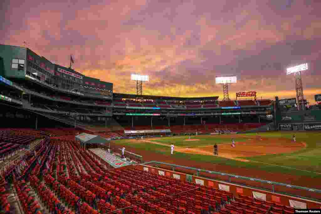 미국 프로야구 보스턴 레드삭스와 탬파베이 레이스의 경기가 보스턴 펜웨이 파크 경기장에서 관중 없이 열렸다. 
