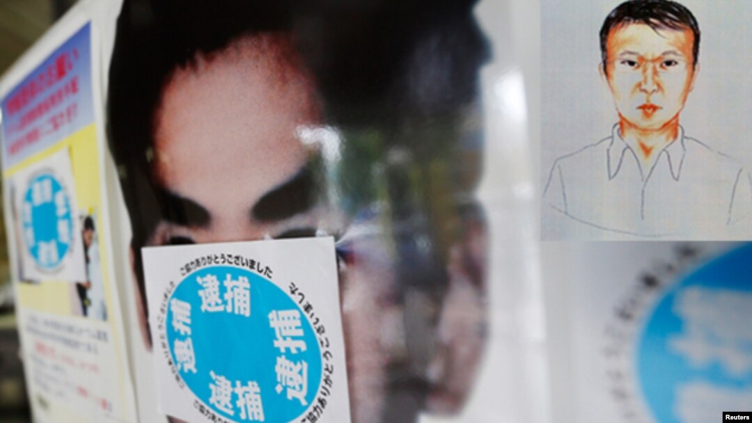 Poster pencarian buron Katsuya Takahashi diberi stiker bertuliskan "tertangkap" di sebuah kantor polisi di Tokyo (15/6). Takahashi, mantan anggota Aum Shin Rikyo, pelaku serangan gas sarin kereta api bawah tanah Jepang tertangkap di sebuah cafe buku komi