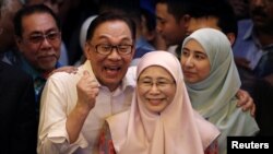 Tokoh politik Malaysia, Anwar Ibrahim, berpose bersama istri dan anaknya dalam konferensi pers di Kuala Lumpur, Rabu, 16 Mei 2018.