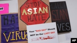 미국 내 아시아계 대상 혐오 범죄 중단을 촉구하는 시위용 손팻말들. (자료사진)