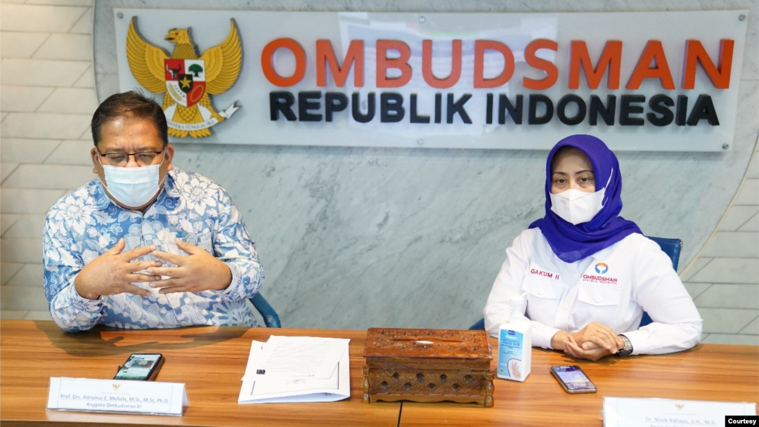 Anggota Ombudsman Adrianus Meliala dan Ninik Rahayu saat menggelar konferensi pers di Jakarta, Kamis, 28 Januari 2021. (Foto: Ombudsman)